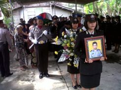 Yusril Ihza Mahendra menangis saat pemakaman ayahnya