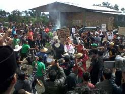 2.500 Petani aksi bakar sepeda motor & foto SBY