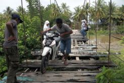 Enam tahun warga berjuang melintasi jembatan maut