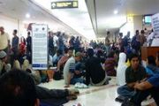 Ratusan calon penumpang Batavia di bandara Juanda telantar
