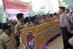 Perangkat desa di Pasuruan tagih janji bupati