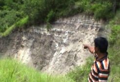 Tanah terbelah, sekolah terancam longsor