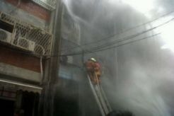 22 ruko di Glodok Jaya ludes terbakar