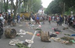 Pedagang aksi buang sampah, walikota dikejar-kejar