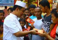 Hargai Imlek, warga Muslim turut bagikan angpao