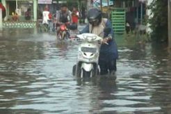 Akibat banjir, sekolah dan Puskesmas ditutup