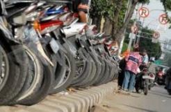Bikin macet, parkiran liar rampas badan jalan