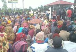 Protes, ribuan warga kebaktian massal di Polres Humbahas