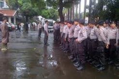 Ancam serbu, Polri jaga ketat KLB PSSI