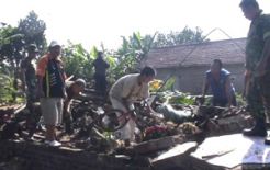 Banjir bandang, 2 rumah roboh, 6 rusak