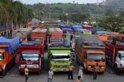 Kehabisan solar, banyak truk mogok di Solo