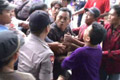 Dilarang jualan, pedagang dan Polsuska bentrok