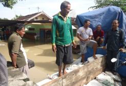 188 Pintu tanggul Bengawan Solo ditutup warga