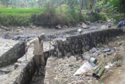 63 Km saluran irigasi di Garut rusak