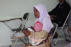 Kisah Sajaah, ikut UN sambil menggendong anak