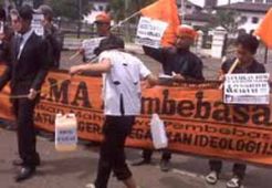 Mahasiswa teatrikal SBY ikat leher rakyatnya