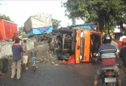 Sopir mabuk & rem blong, truk terguling