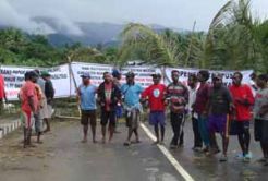 Warga Blokade Jalan...