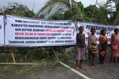 Akhirnya, blokade jalan...
