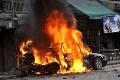 Tabrak pembatas, Avanza hangus terbakar