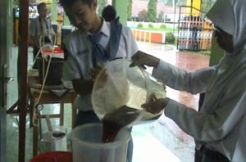 Siswa SMUN 1 Bawang ubah urine manusia jadi bahan bakar