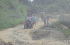 Banyak jalan vital di Polman yang rusak parah