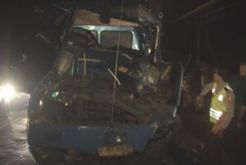 Sopir ngantuk, truk Fuso tabrak truk lain, 1 kritis