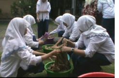 Rayakan kelulusan, siswa SMP di Sidoarjo cuci seragam guru