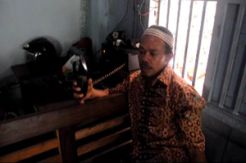 Sinyal tak ada, warga satu dusun gunakan radio kawat