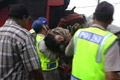 Truk hantam bus, satu tewas terjepit