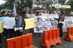 Penyampaian visi misi Cawalkot Bandung didemo Mahasiswa