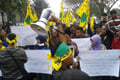 Hujan deras, demonstran...