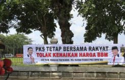 Satpol PP copot spanduk tolak kenaikan BBM milik PKS