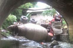 Truk molen terjun ke jurang, 8 buruh bangunan terluka