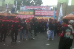 DPR tegang, molotov meluncur ke dalam Gedung DPR