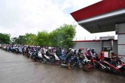 Jelang BBM naik, warga Majene serbu seluruh SPBU