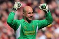 Reina betah berada di Anfield