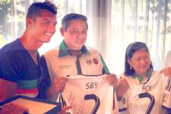 CR7 hadiahi jersey Real Madrid untuk SBY