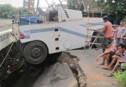 Kendaraan berat terperosok, lima orang jadi korban