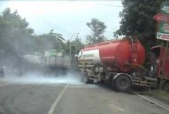 Truk BBM Pertamina gilas motor di Jombang