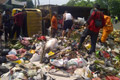 Truk sampah terbalik, petugas kebersihan tewas tertimbun