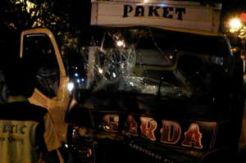 Truk ekspedisi tabrak...