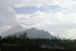 Pagi ini, abu tipis guyur lereng Merapi