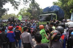 Solidaritas buruh MFI blokir jalan Pasuruan-Malang