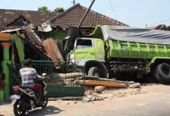 Truk seruduk rumah Kanit...