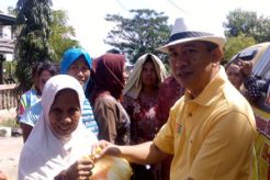 Calon Bupati Polman bagikan 1.800 paket Lebaran