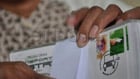 Pengguna kartu lebaran senang cetak perangko sendiri