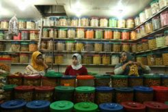Jelang Lebaran, kue kering di Polman laris