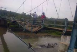 Daripada memutar 20 km, warga lebih memilih jembatan ini