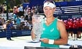 Stosur angkat Trofi Carlsbad